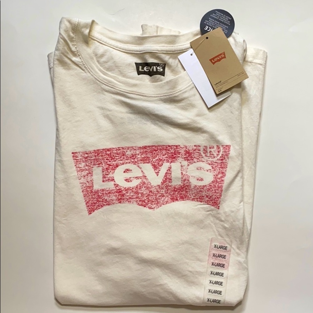 NWT Levi’s cream and red tee shirt
size: XL